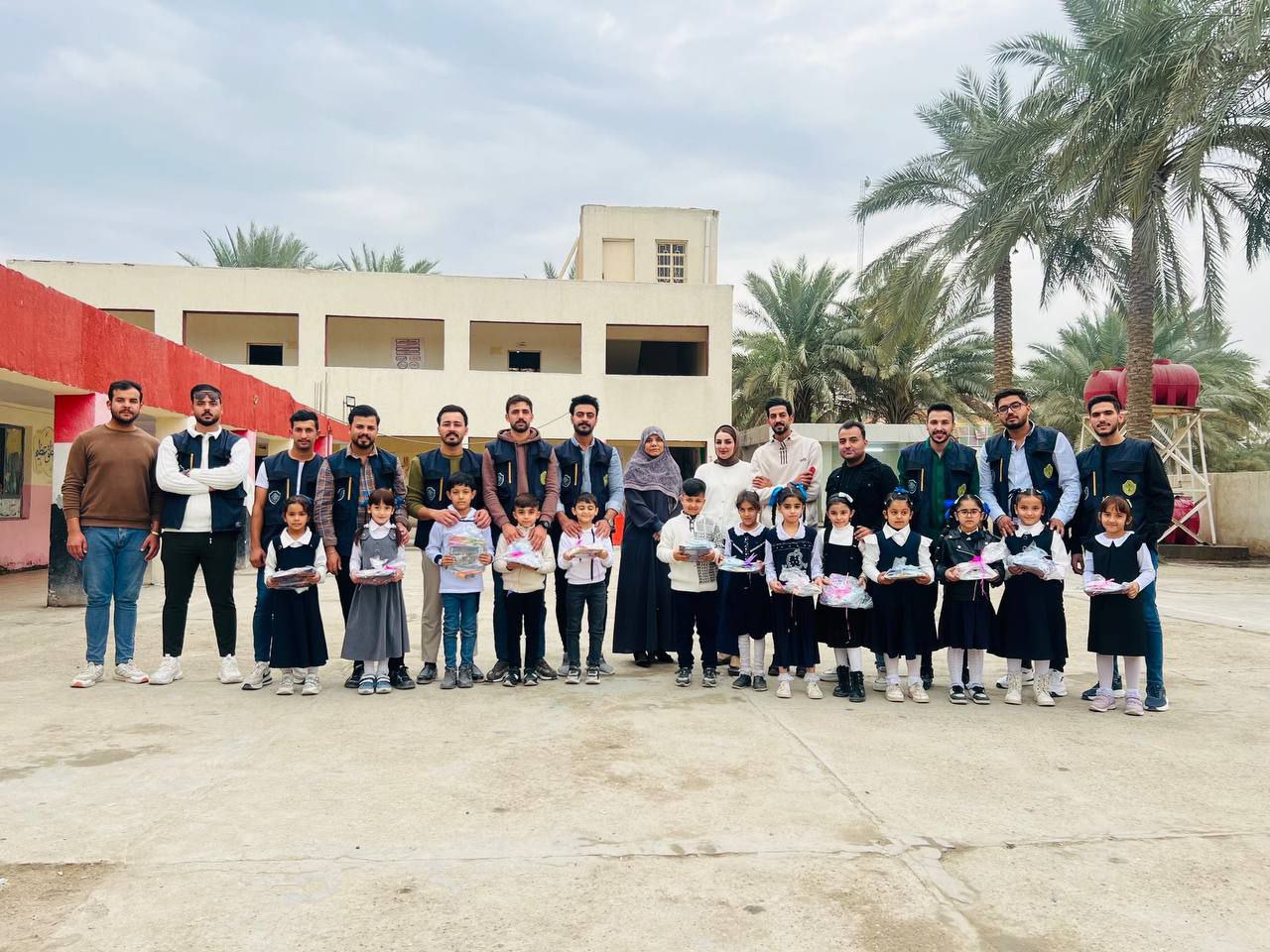 "حملة خيرية لتوزيع القرطاسية على احدى المدارس"