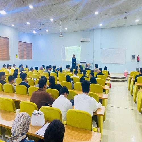 One of the lecturers of the Department of Anesthesia Techniques gives a lecture on psychological and educational counseling for second-year students.