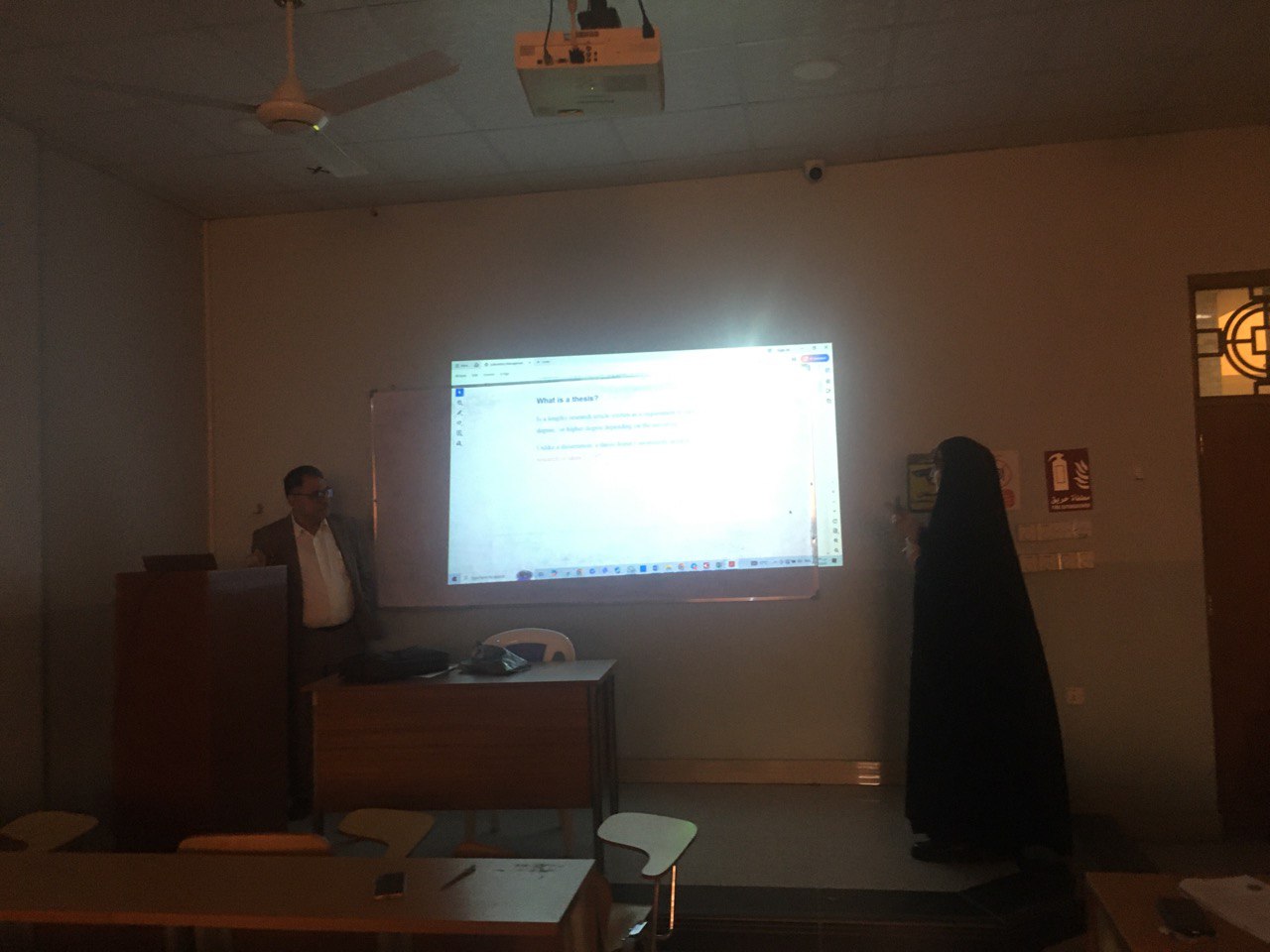   مشاركة احد طلبة قسم تقنيات المختبرات الطبية في المحاضرات الاسبوعية