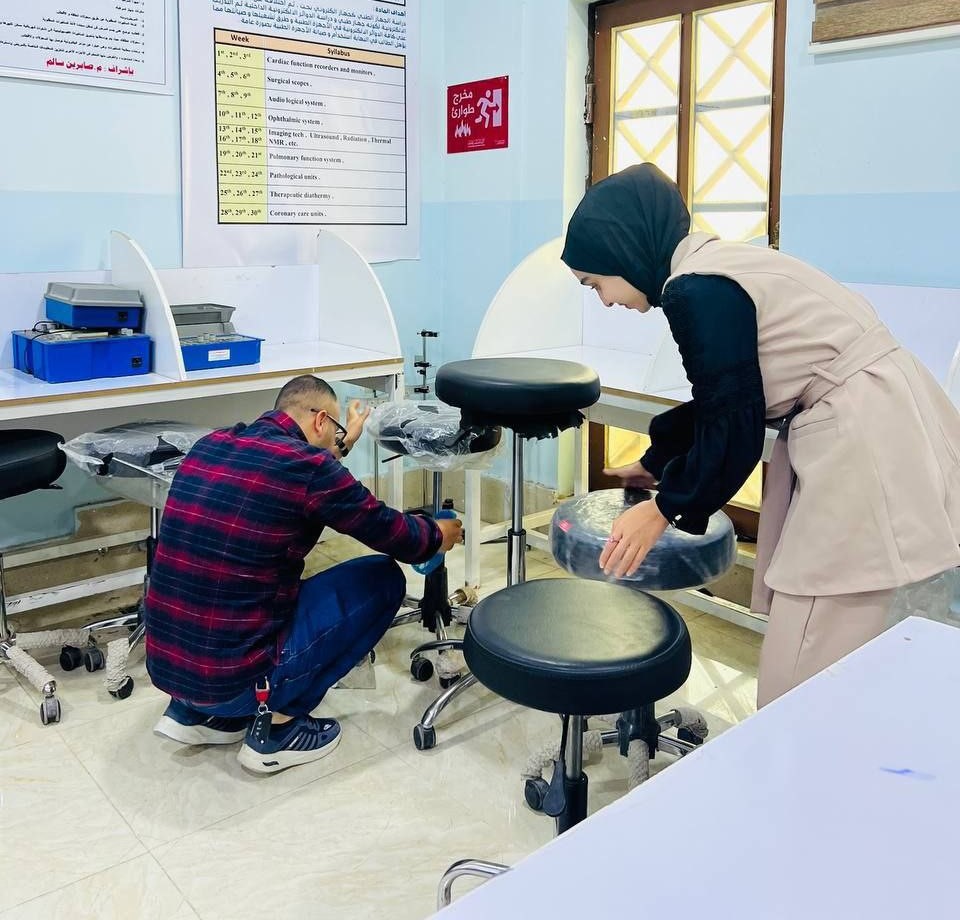 صيانة الاستولات في مختبرات قسم هندسة تقنيات الأجهزة الطبية