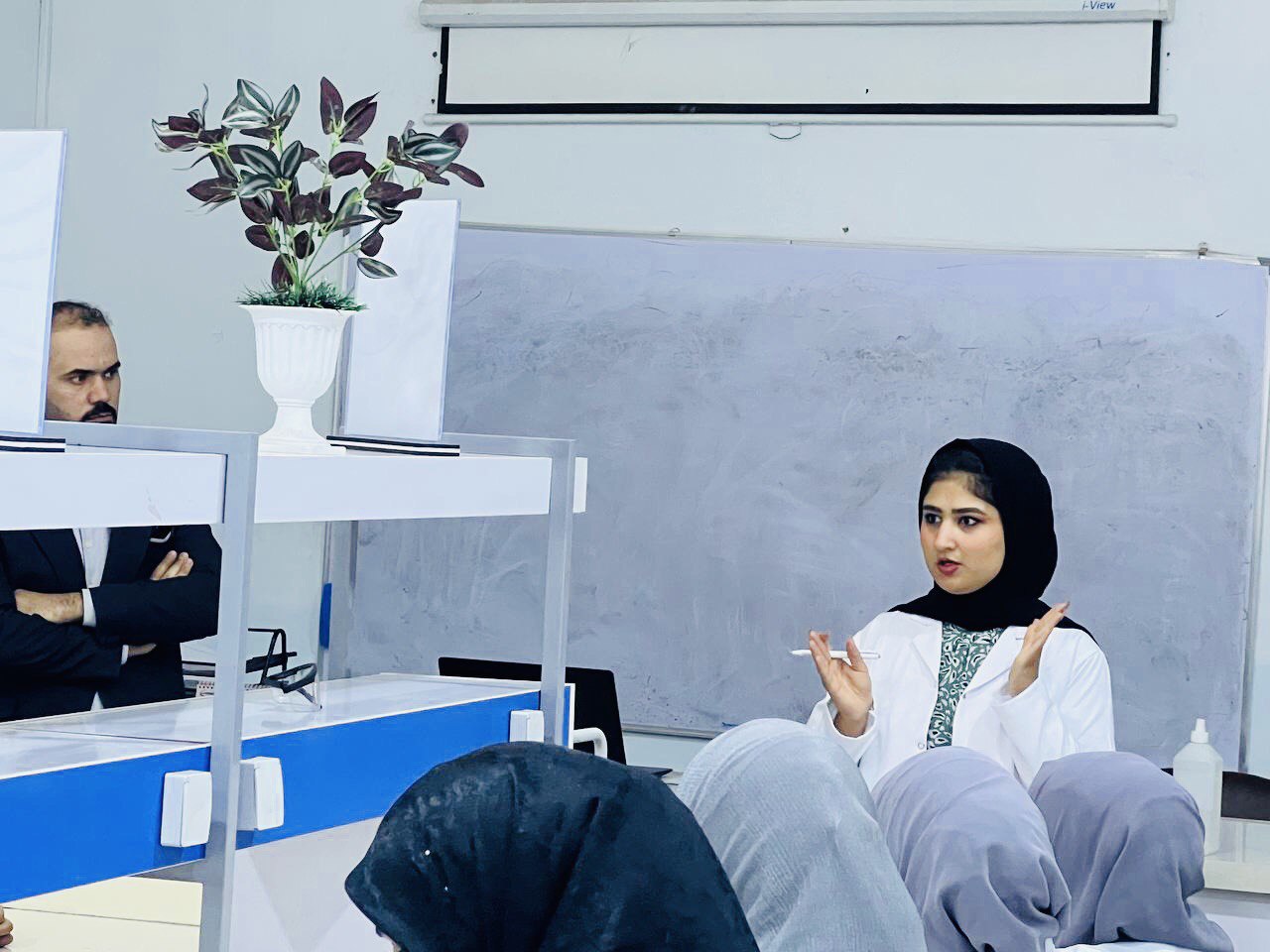  مشاركة احد طلبة قسم تقنيات المختبرات الطبية في المحاضرات الاسبوعية