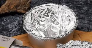 لماذا يحافظ ورق الألمنيوم على الأشياء ساخنة (او باردة)؟