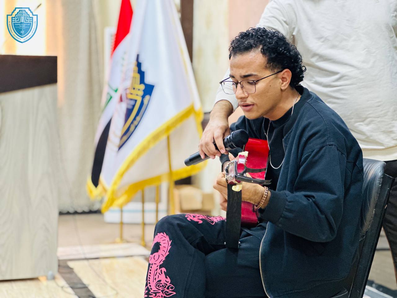 عزف على الكيتار إحدى فقرات المهرجان الفني 