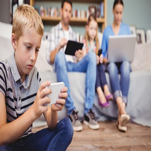 مخاطر مواقع التواصل الاجتماعى على التماسك الاسري