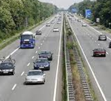 الطرق السريعة: فوائدها وأثرها على المجتمع"