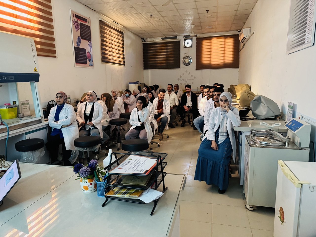   مشاركة احد طلبة قسم تقنيات المختبرات الطبية في المحاضرات الاسبوعية للمرحلة الثالثة