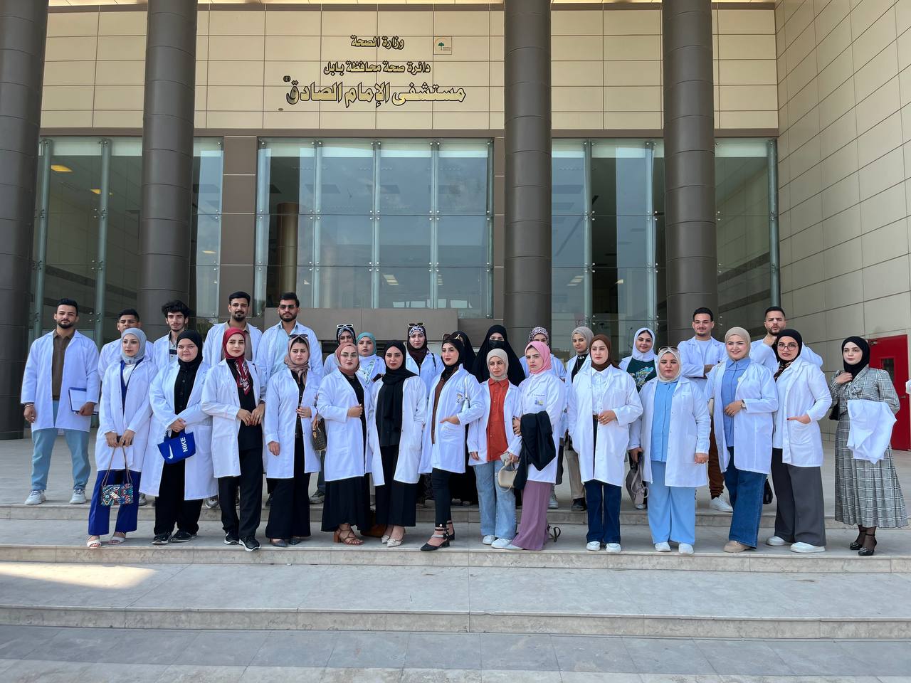 سفرة علمية لطلبة قسم الكيمياء الحياتية الى مختبرات مستشفى الامام الصادق(ع)