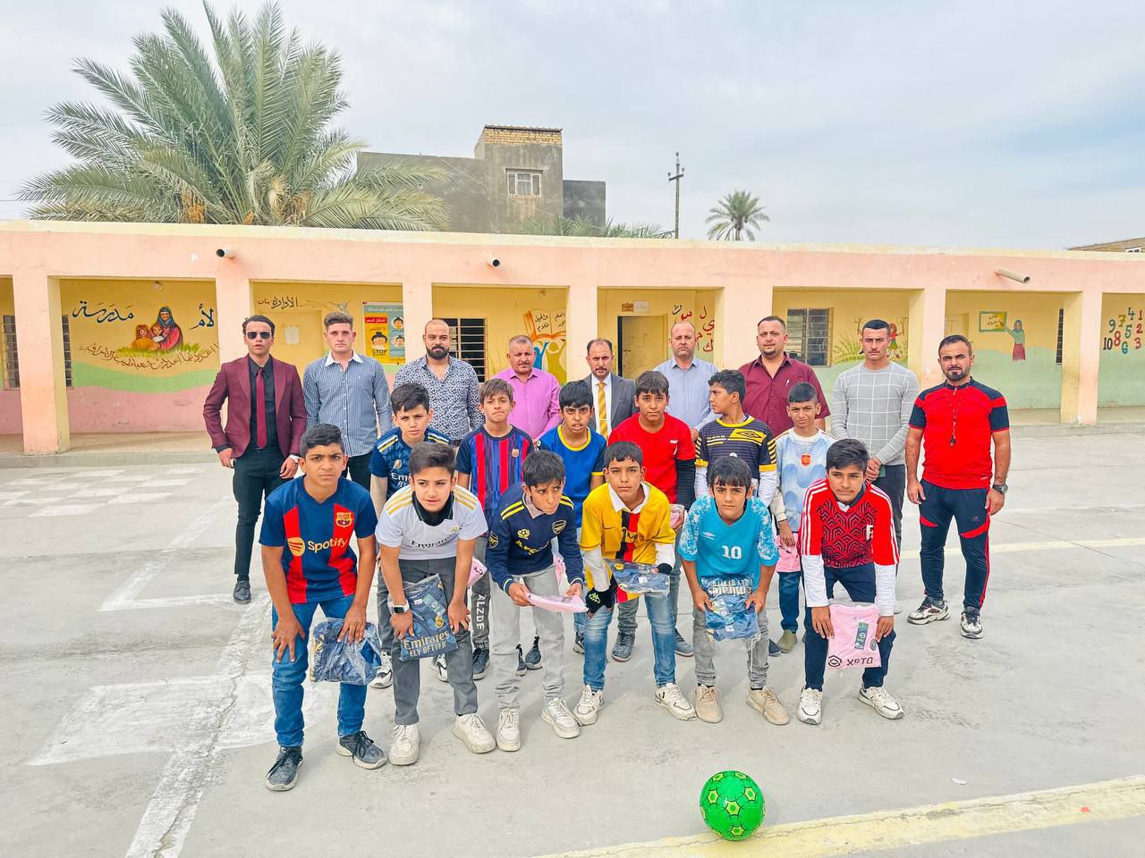 توزيع تجهيزات رياضية للفرق الطلابية في مدارس بابل