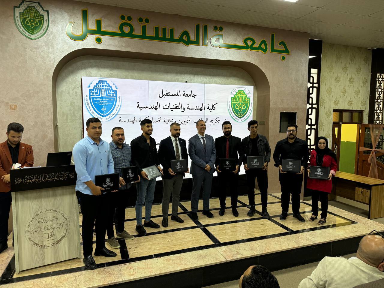 حفل تكريم الطلاب المتميزين وممثلية اقسام كلية الهندسة 