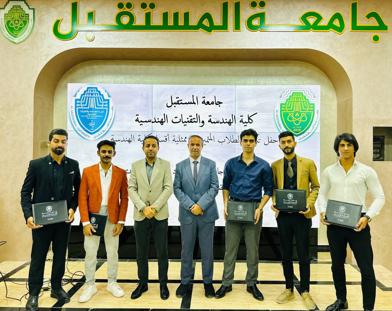 " تكريم الطلبة المتميزين وممثلي قسم هندسة الطب الحياتي من قبل عميد كلية الهندسة والتقنيات الهندسية "