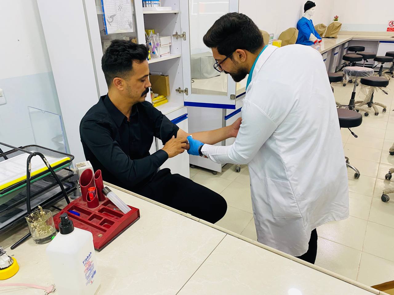 قسم تقنيات قسم تقنيات المختبرات الطبية في كلية التقنيات الصحية والطبية بجامعة المستقبل يقيم دورة تدريبية بعنوان(عملية سحب الدم والانابيب المختبرية المستخدمة في التحاليل المختبرية)