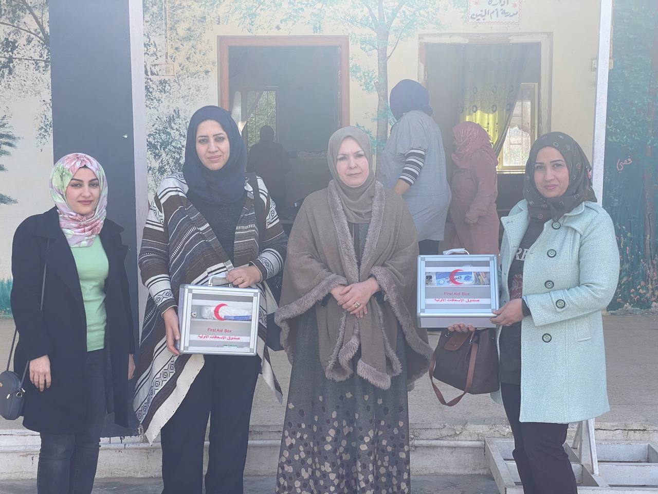 قسم تقنيات المختبرات الطبية في كلية التقنيات الصحية والطبية بجامعة المستقبل يقيم حملة توزيع صيدليات مع مستلزمات اسعافات اوليه بعض مدارس مدينة الحلة 