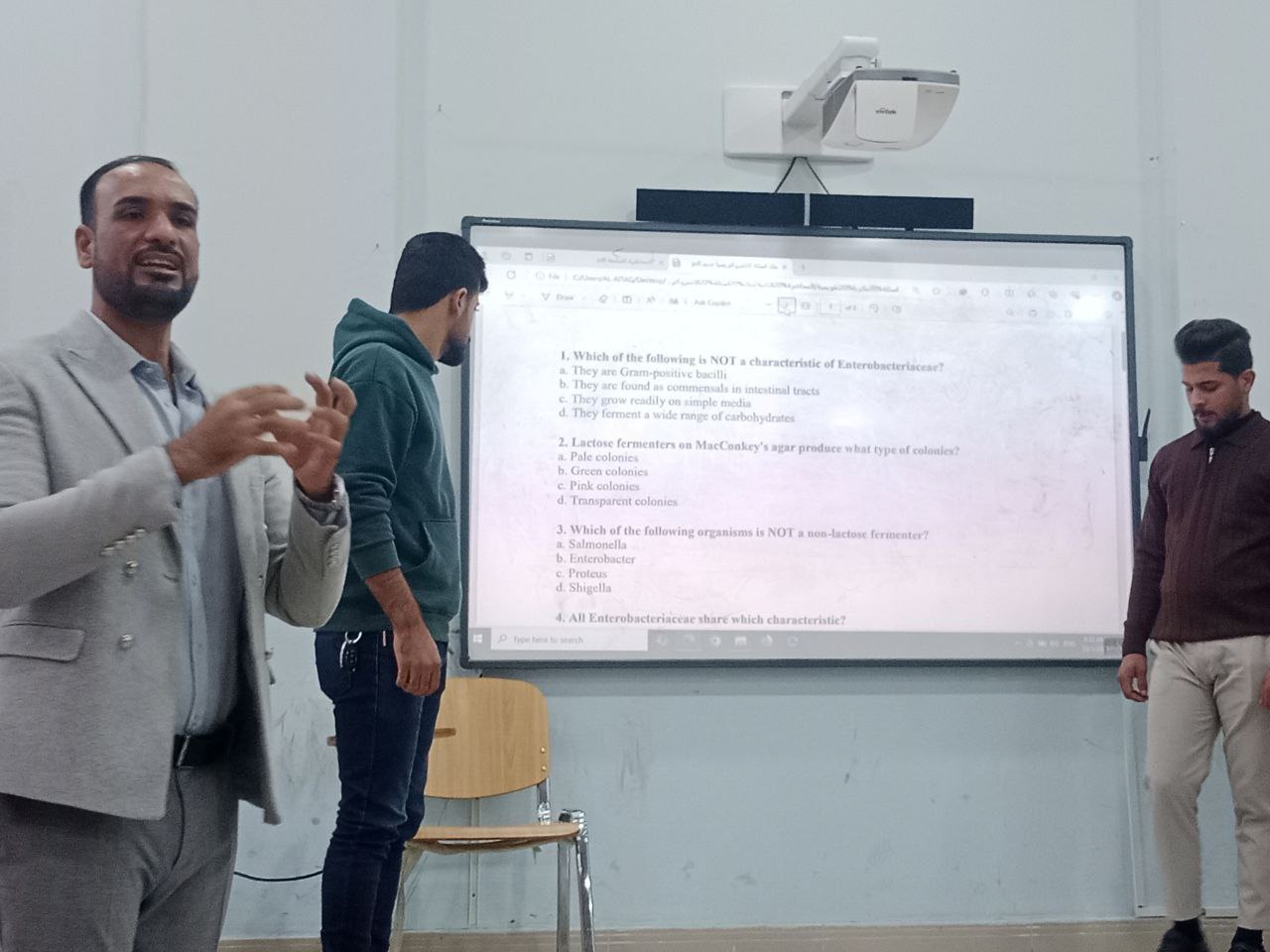 تدريسي في قسم تقنيات المختبرات الطبية يقيم سمنار وبعنوان البكتريا المعوية لطلبة المرحلة الثانية 