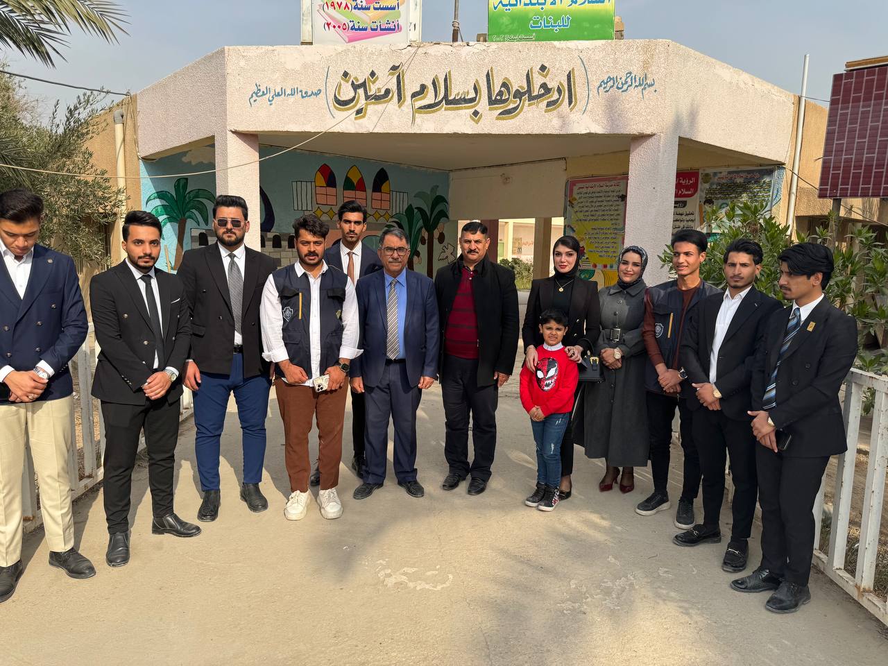 قسم تقنيات المختبرات الطبية في كلية التقنيات الصحية والطبية يقدم هدايا على الطلبة في مدرسة السلام للبنين