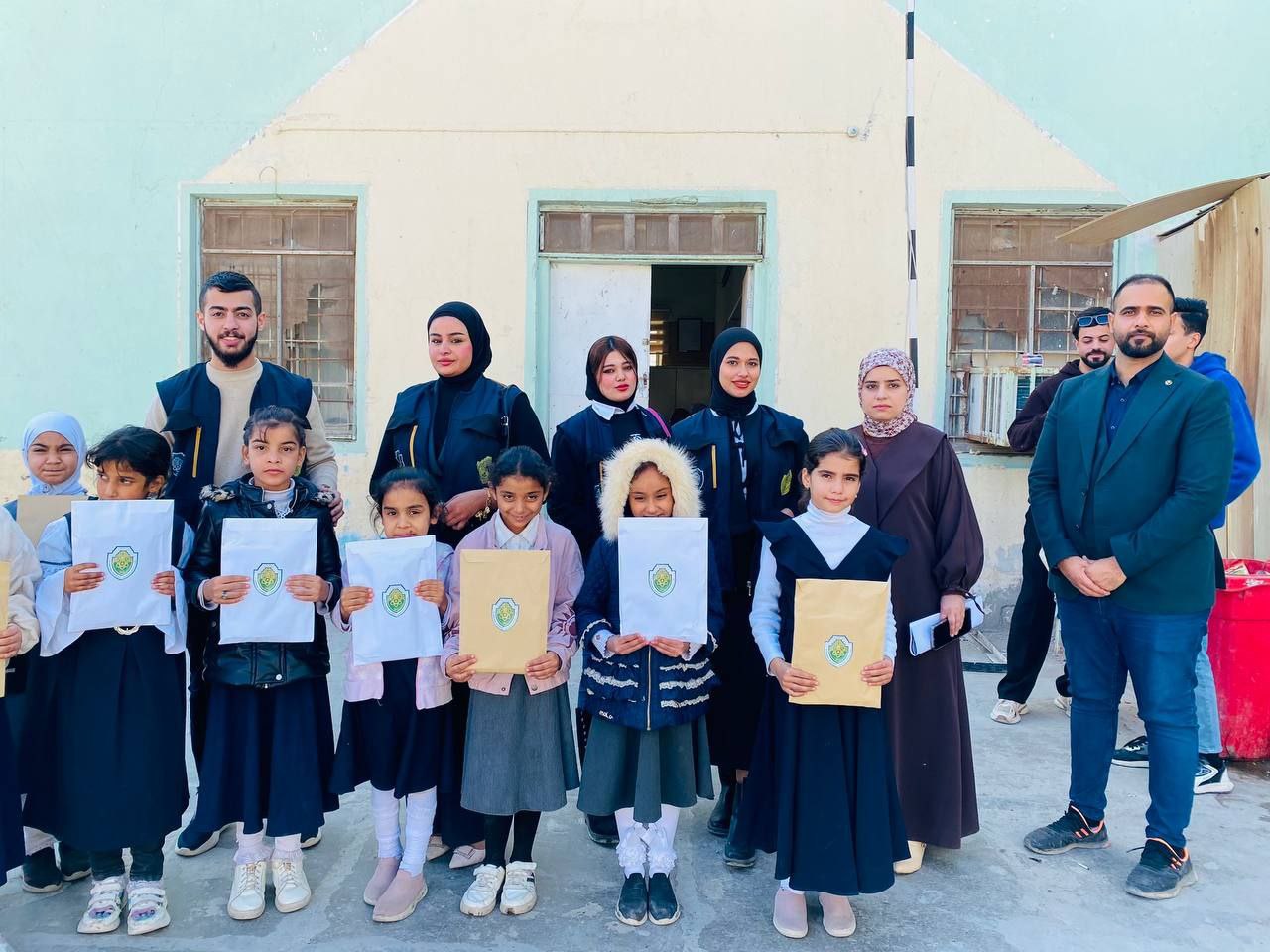 قسم تقنيات المختبرات الطبية في كلية التقنيات الصحية والطبية يقدم هدايا على الطلبة في احد المدارس الابتدائية بمدينة الحلة