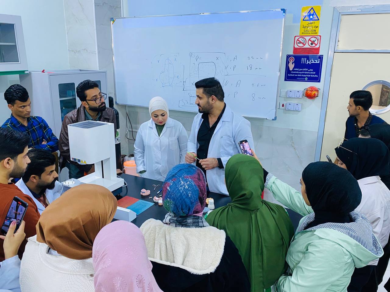 ورشة تدريبية لطلبة المرحلة الأولى عن جهاز السيراميك