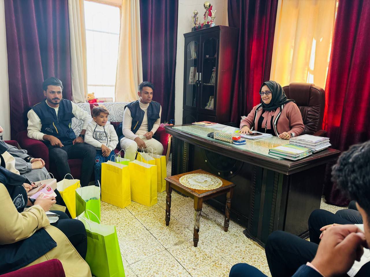  طلاب قسم تقنيات الأجهزة الطبية يوزعون الهدايا على الأطفال الأيتام في دار الدولة لرعاية الأيتام