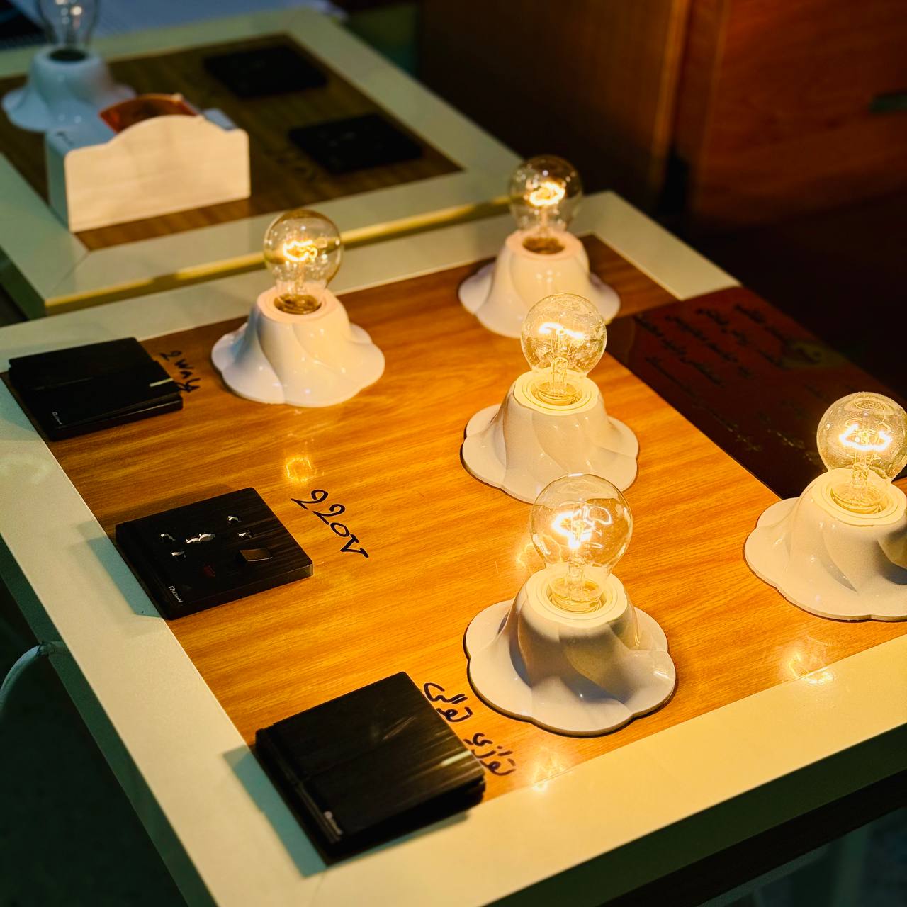 طالب في قسم تقنيات الهندسة الكهربائية ينفذ 3 دوائر كهربائية في بورد واحد