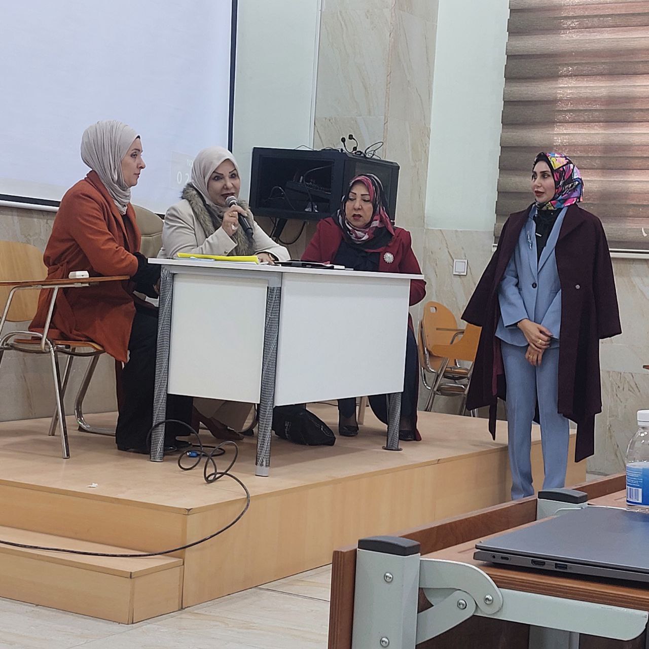 أقامت كليه الصيدله بالتعاون مع شعبة شؤون المرأة في جامعة المستقبل ندوة  تثقيفيه بعنوان  ( المرأه بين المجتمع والقانون )