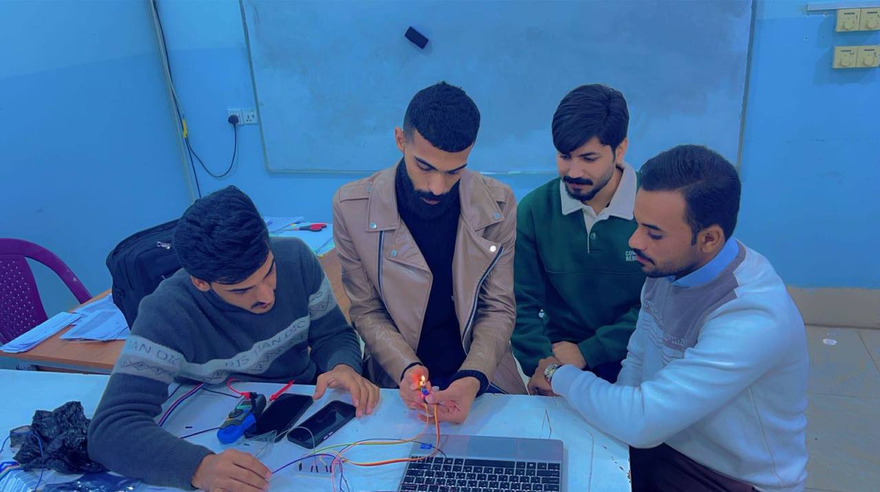 "العمل على تصنيع جهاز انذار الحرائق مع طلاب المرحلة الثانية"