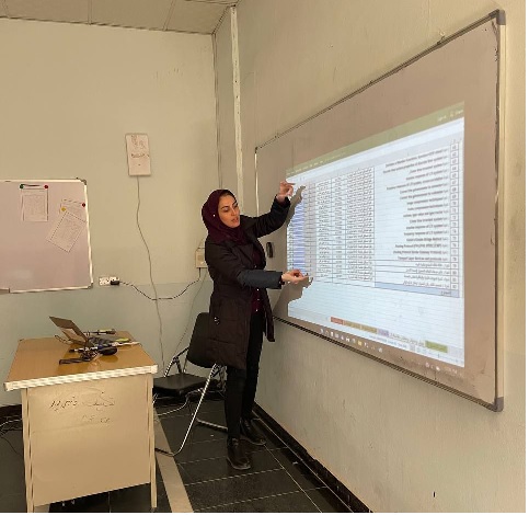 استمرار القاء المحاضرات التطويرية لموظفي الجامعة في ( دورة الحاسوب لغير الاختصاص)