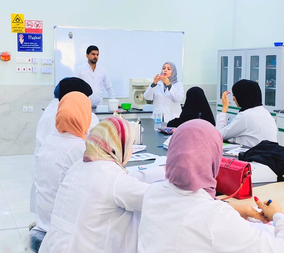 ورشة تدريبية لطلبة المرحلة الأولى عن جهاز الليث ( تلميع طقم الاسنان )