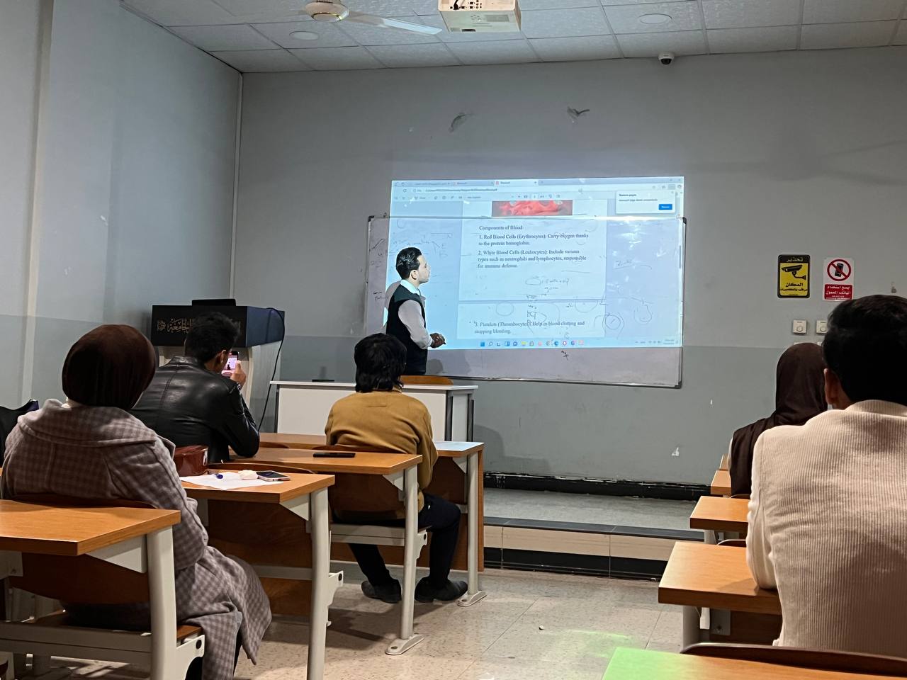 -مشاركة احد طلبة قسم تقنيات المختبرات الطبية في المحاضرات الاسبوعيــــة للمرحلة الثانية 