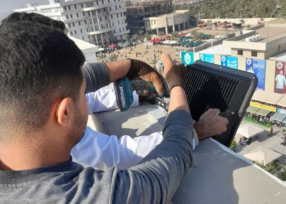 تنصيب منظومة اضاءة في اروقة جامعة المستقبل 