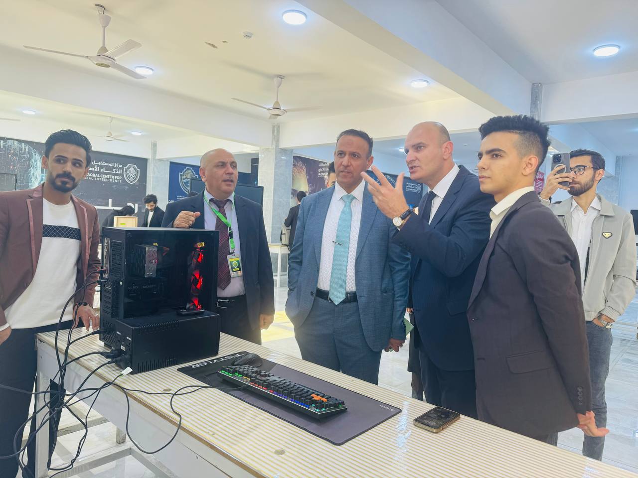 زيارة عميد كلية الهندسة والتقنيات الهندسة طلبة قسم هندسة تقنيات الحاسوب في مركز بحوث الذكاء الاصطناعي