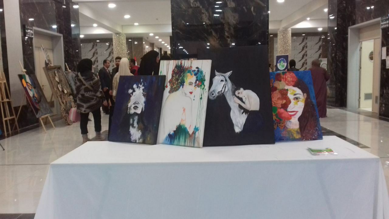 مشاركة احدى منتسبات قسم هندسة تقنيات الوقود والطاقة في معرض اللوحات الفنية في اسبوع الاستدامة جامعة المستقبل