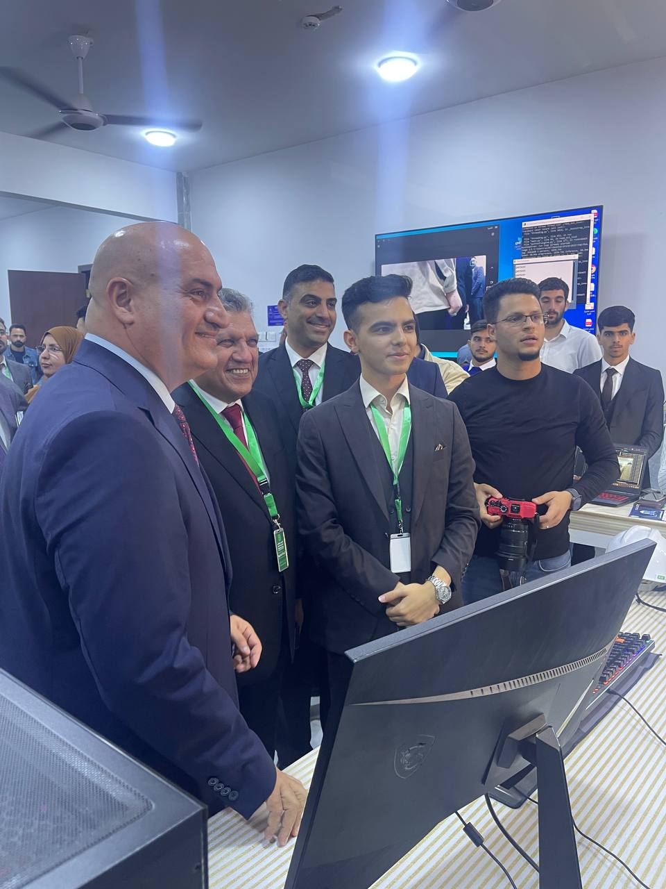 -الهدف 9 -الصناعة  واالبتكار والبنية التحتية ضمن محاور الاستدامة استخدام تقنية نظام محاكاة للوجه  وتصميم مدن كاملة  باستخدام برامج متطورة 