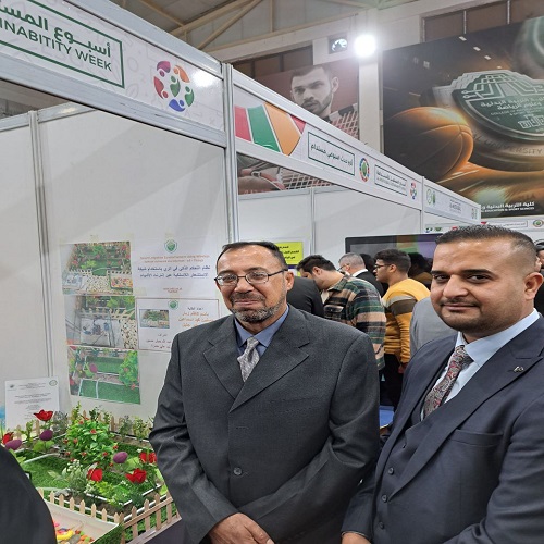  "الدكتور عبد الله جبار حسين  مع طلبة المرحلة الرابعة  قام بتصميم مشاريع علمية 