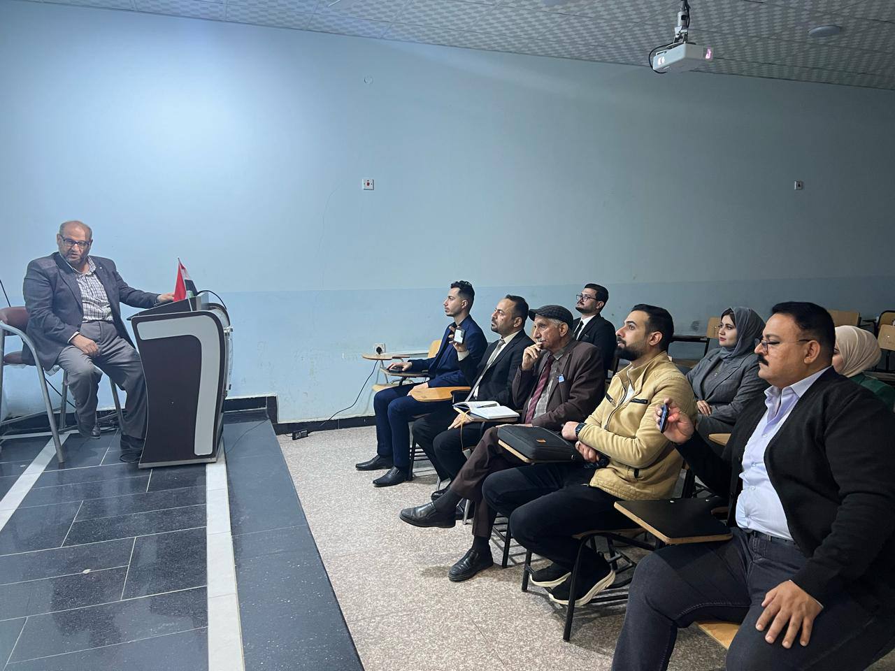 تدريسي في قسم هندسة تقنيات ميكانيك القوى يقدم ورشة علمية 