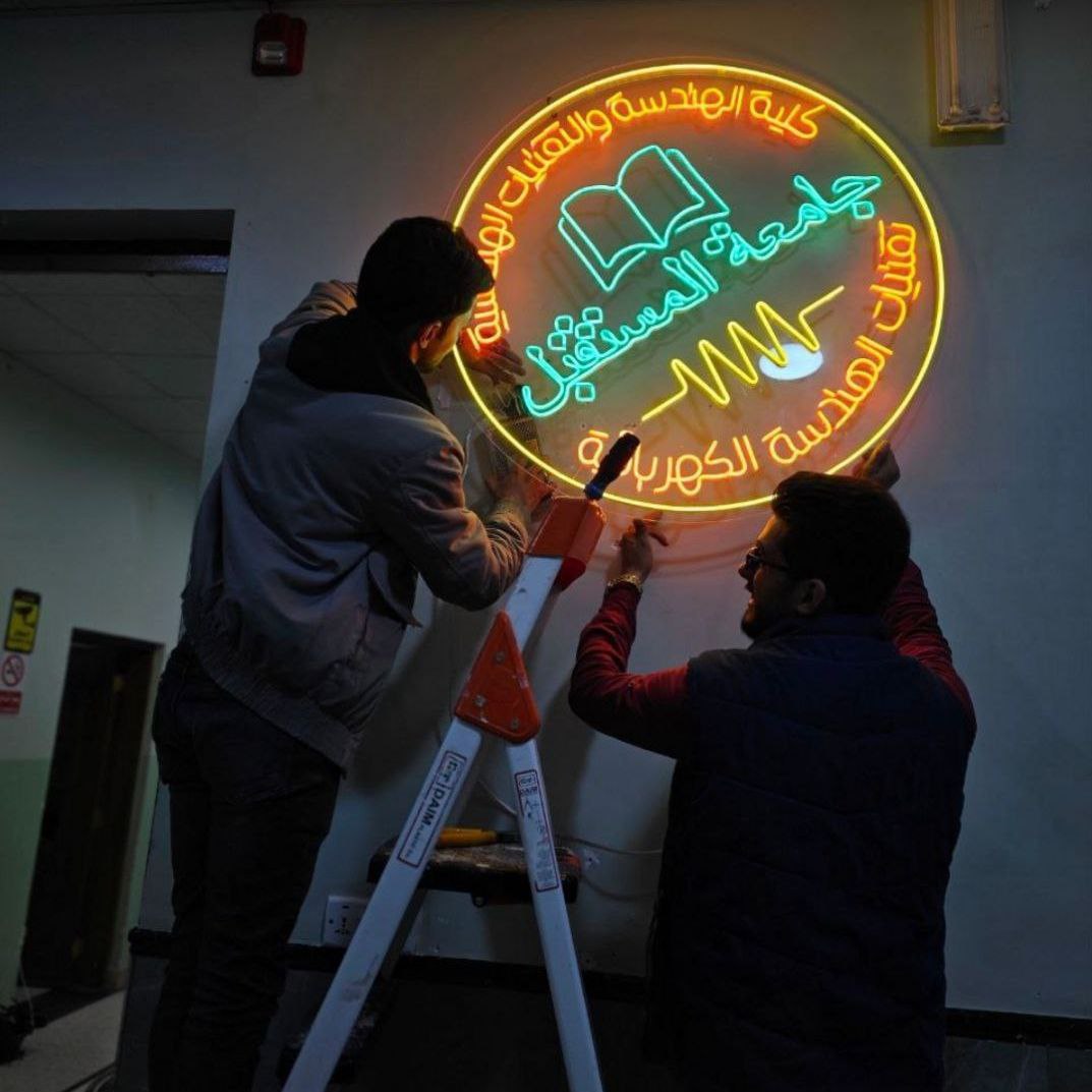 قسم تقنيات الهندسة الكهربائية يشاركون بعمل شعار من النيون خاص بالقسم