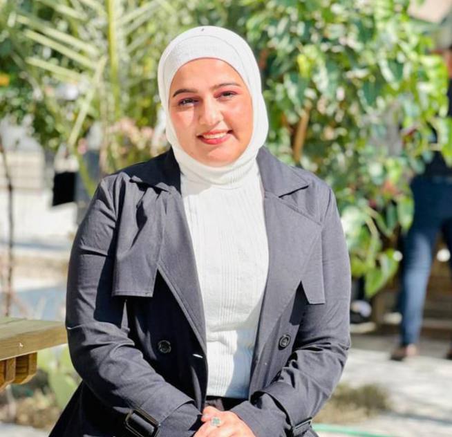 مشاركة الطالبة زهراء قاسم في بازار المستقبل الخيري الذي اقامتهُ كلية التقنيات الطبية والصحية في جامعة المستقبل