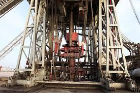 دور الهندسة الكيميائية في تصميم وتطوير عمليات استخراج وتكرير النفط.