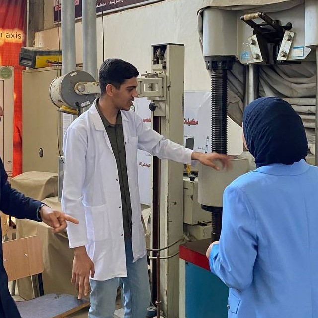 الطالب حسين علي حسين يقدم سمنار حول جهاز في مختبر هندسة المواد