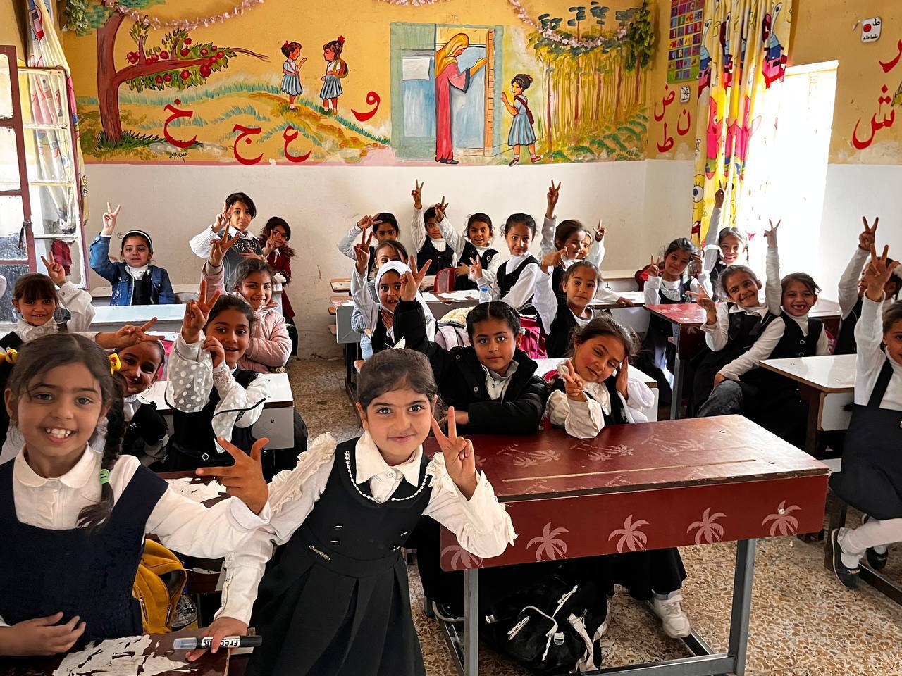 قسم تقنيات المختبرات الطبية ينظم حملة تجهيز انارة وصيانه الكهربائيات في صفوف المدرسة  في مدينة الحلة 