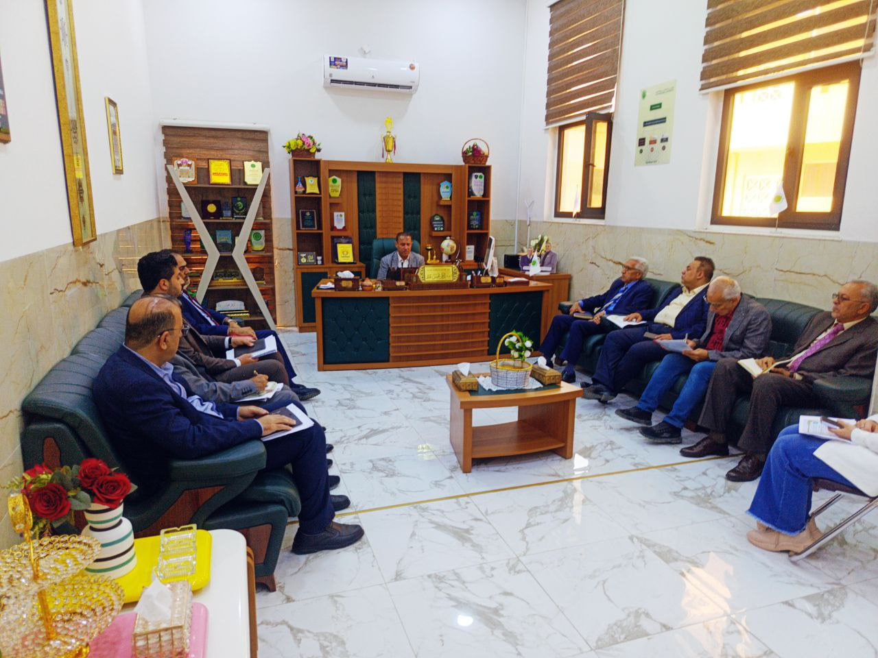 عميد كلية الهندسة يعقد اجتماع مع رؤوساء الأقسام الهندسية لبحث الاعتماد البرامجي وتطوير المناهج الدراسية