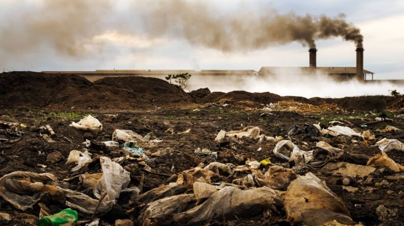   تلوث البيئة يُقصَد بتلوّث البيئة (إدخال موادّ صلبة، أو غازيّة، أو سائلة، أو أيّ شكل من أشكال الطّاقة، مثل الحرارة، أو الصّوت، أو النّشاط الإشعاعي إلى البيئة، ممّا يجعلها غير آمنة للعيش فيها؛ لتجاوزها النِّسب التي يُمكن للبيئة استيعابها، أو تحليلها، أو تحويلها إلى موادّ غير مُؤذية)، 