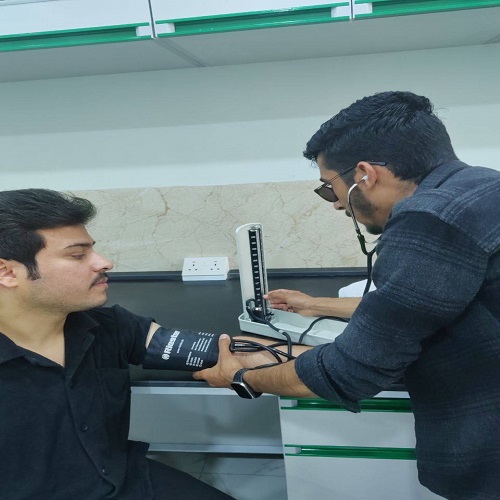 قسم تقنيات التخدير في كلية التقنيات الصحية والطبية يقوم بورشة عملية بعنوان عطاء العلاج وقياس العلامات الحيويه بالتعاون مع كليه التمريض .