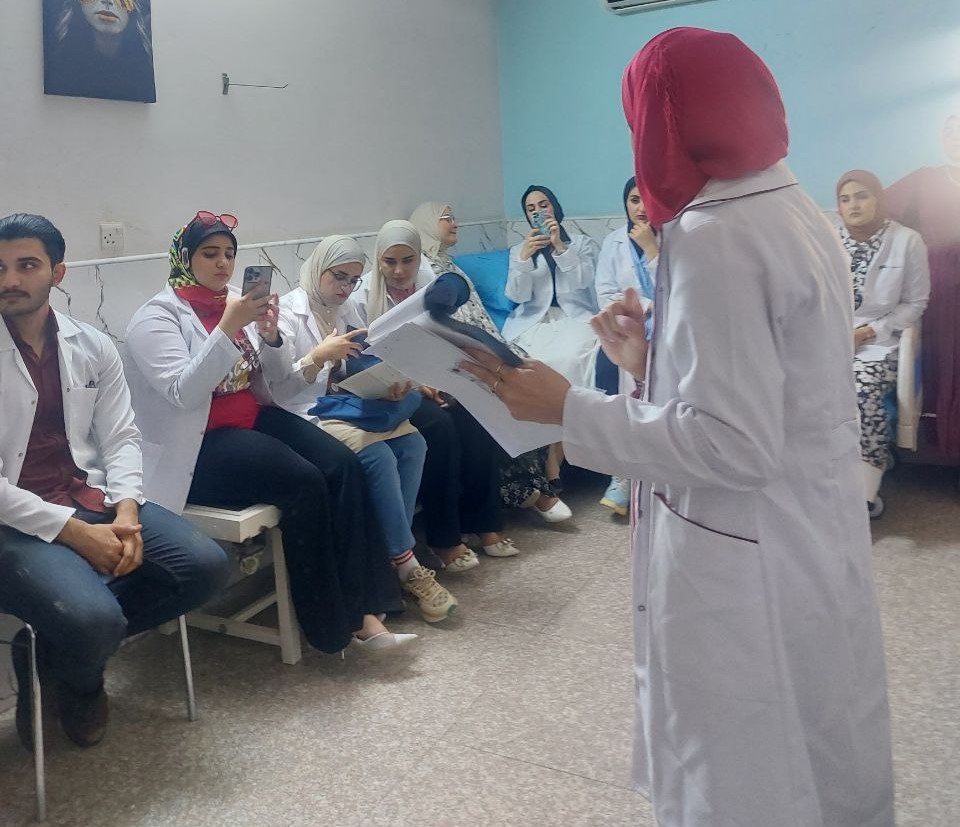 الزيارات الاسبوعية لطلبة المرحلة الخامسة في كلية الصيدلة للمستشفيات الحكومية والاهلية