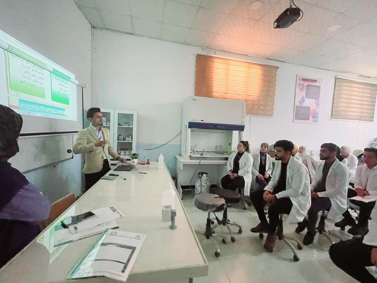 قسم تقنيات المختبرات الطبية يقيم محاضرة ارشادية عن التعاون والعلاقة بين الطالب والتدريسي اثناء الدارسة الجامعية. 