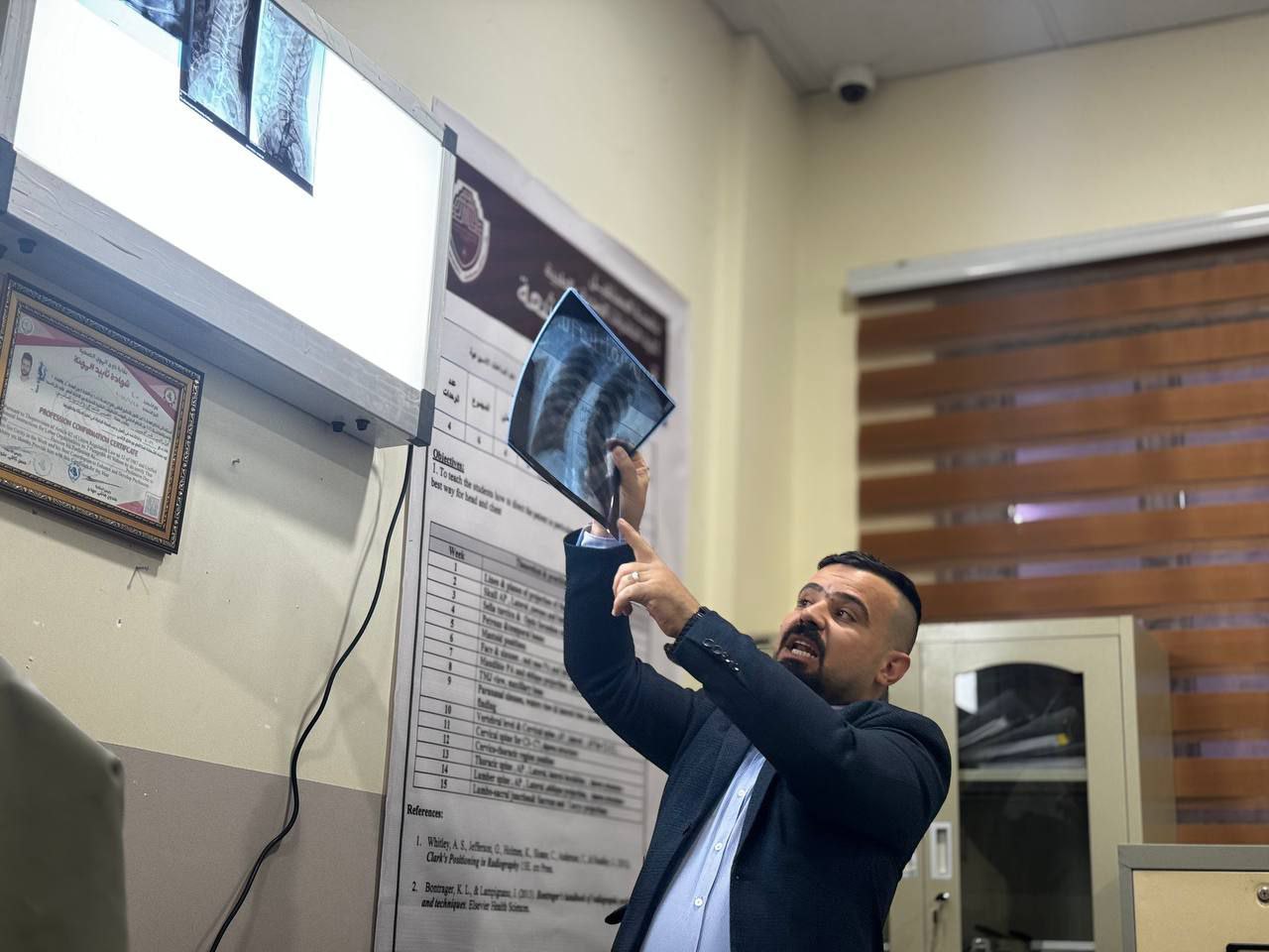   ورشة عملية قسم تقنيات الاشعة حول كيفية قراءة الفلم الشعاعي يلقيها التدريسي م.م احمد سلمان