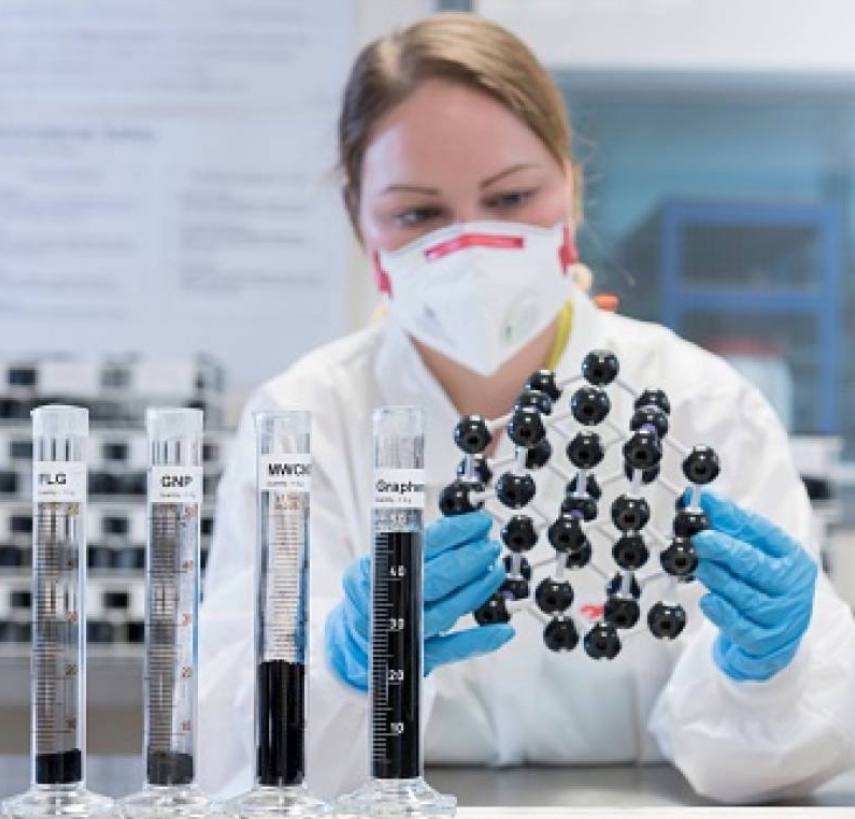 مقالة علمية بعنوان " تطبيقات تقنية النانو الطبية" للست (مريم لطيف شندل)