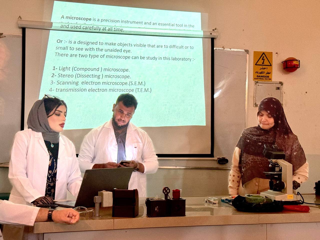 ورشة علمية ل ( أ.د. هدى جاسم محمد )  بعنوان “المجهر والسلامه المختبريه "