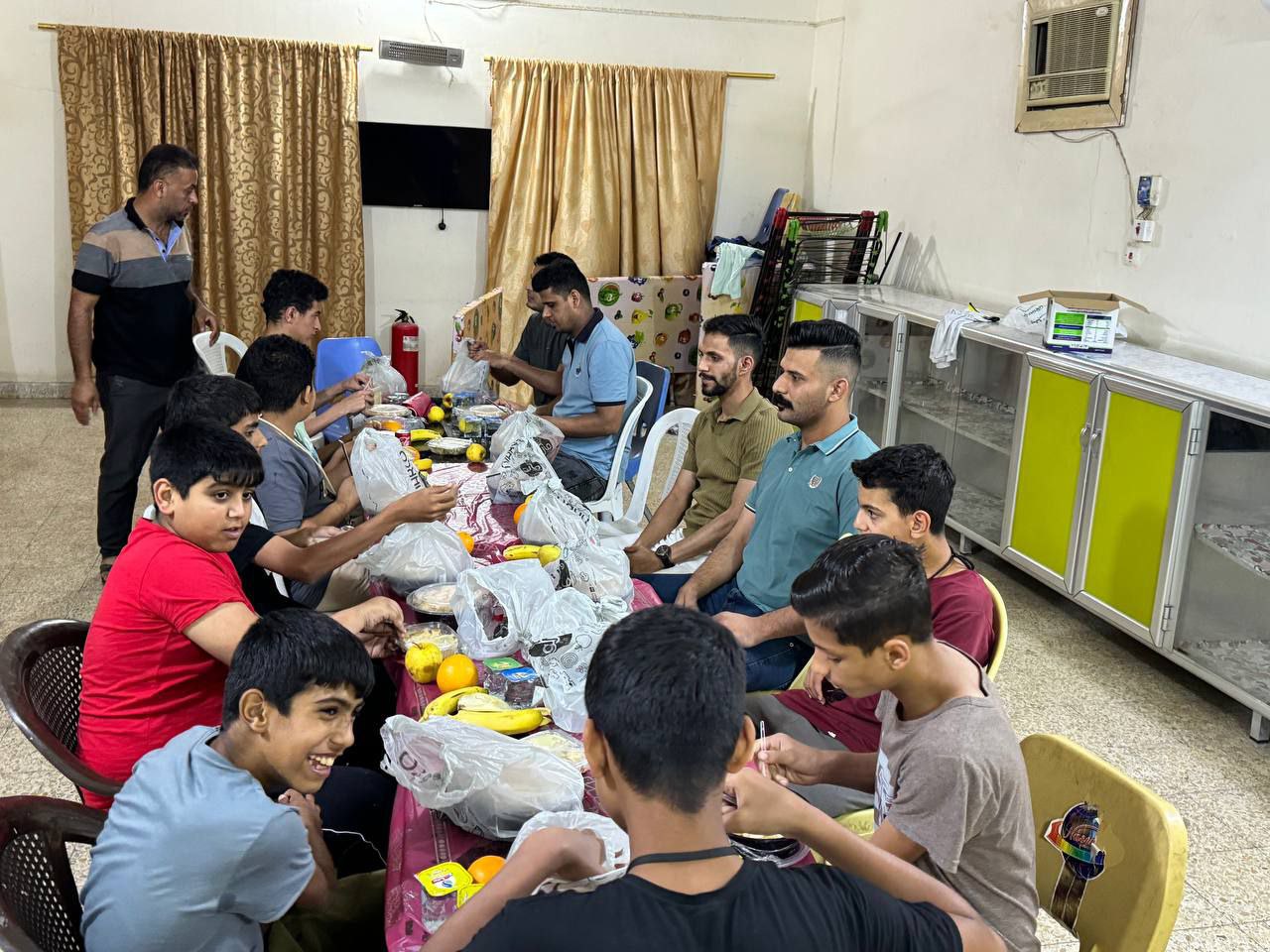 طلبة المرحلة الثالثة ينظمون زيارة لدار الأيتام ويجهزون وجبة عشاء للأطفال بإشراف أساتذتهم