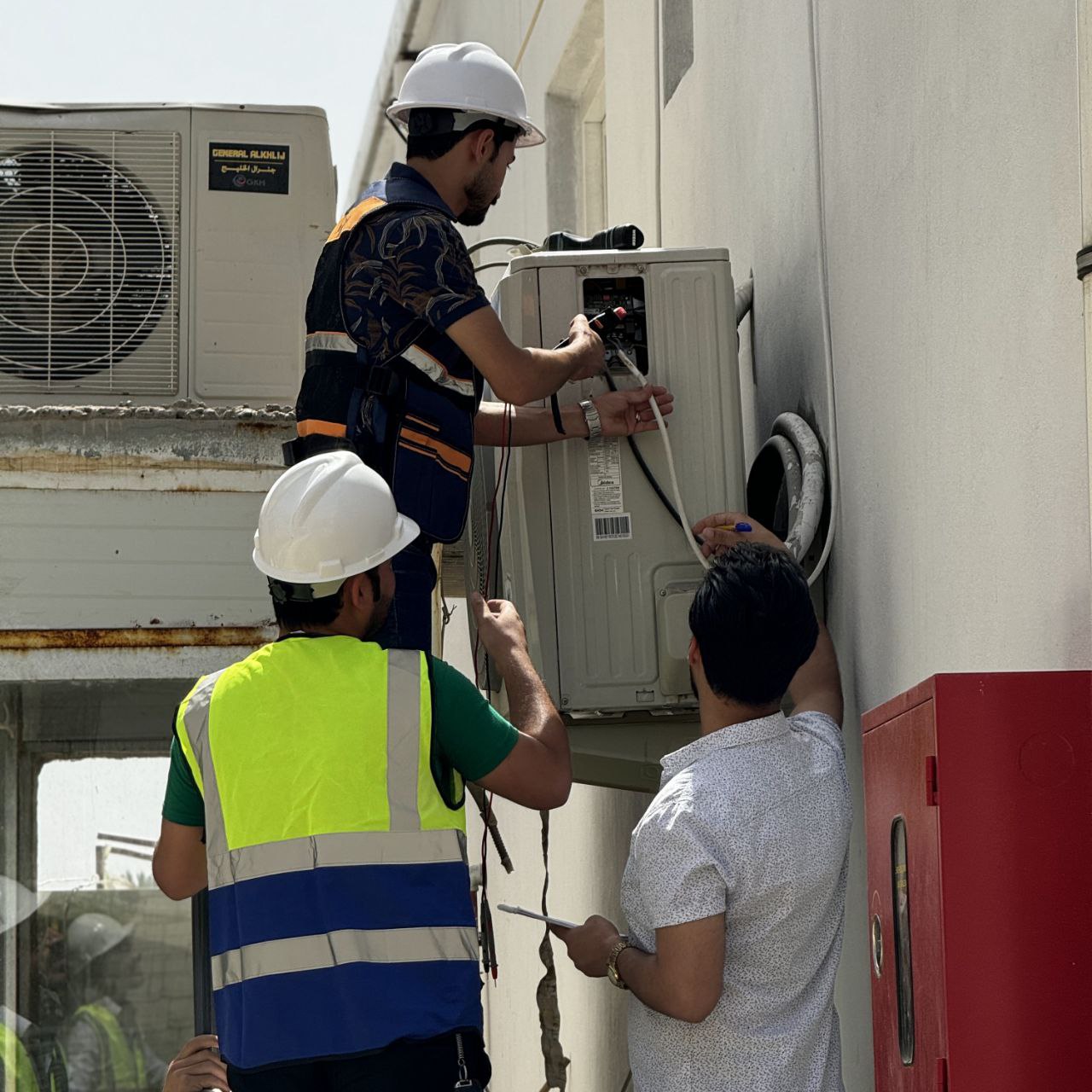 طلبة قسم تقنيات الهندسة الكهربائية يجمعون بيانات من اجهزة التكييف في الجامعة