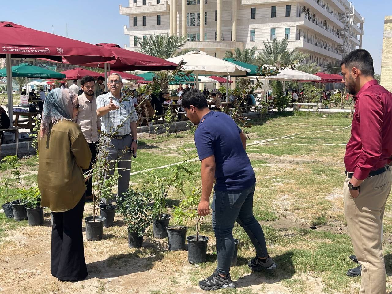 " حملة تشجير من قبل اساتذة قسم علوم الفيزياء الطبية في جامعة المستقبل - كلية العلوم"