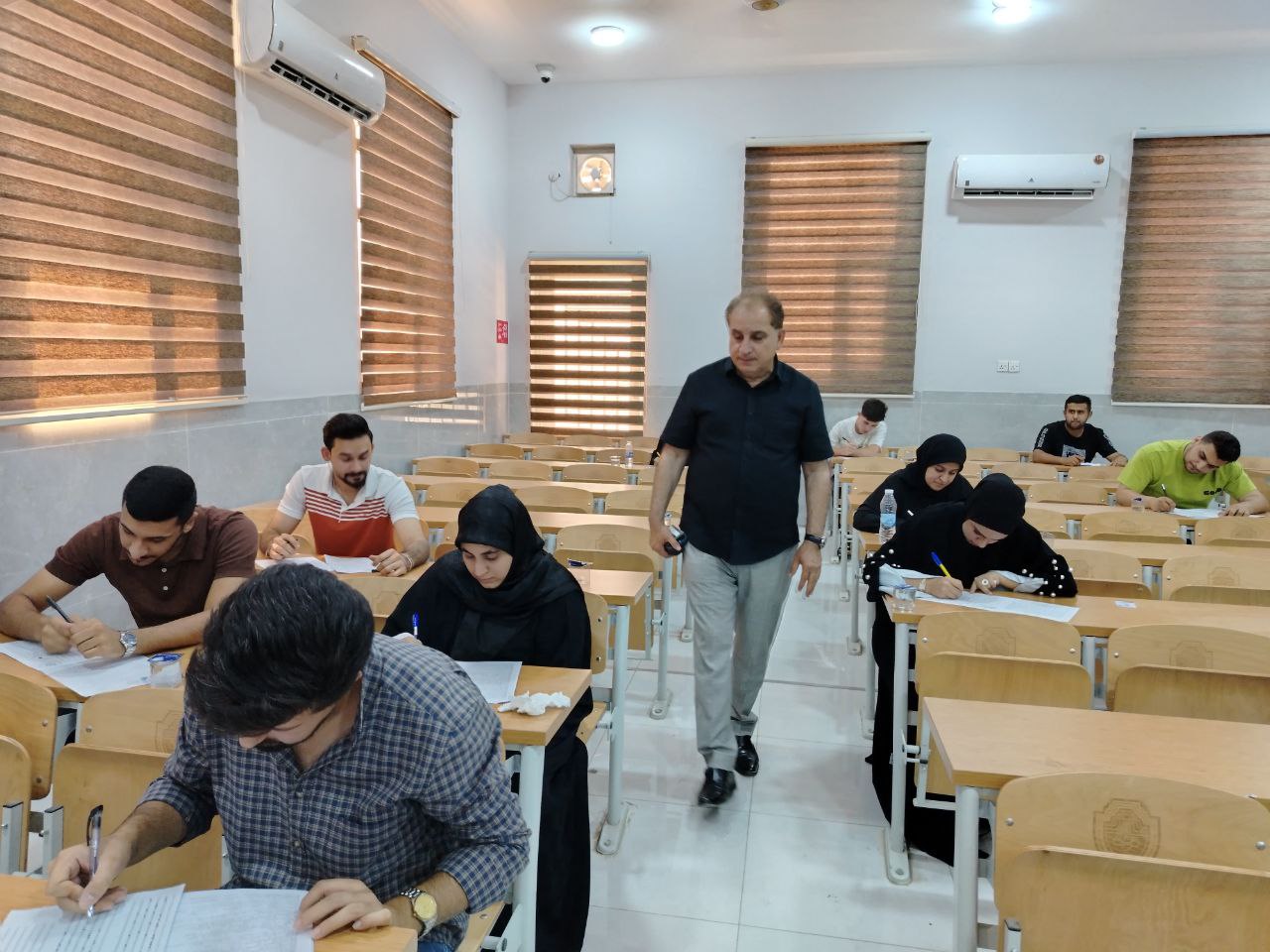 قسم ادارة الاعمال يختتم امتحانات الدور الاول لطلبة المرحلة الاولى 